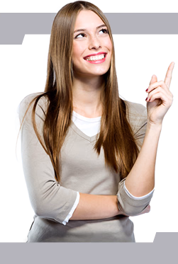 Mulher sorrindo apontando para cima Mulher sorrindo apontando para cima